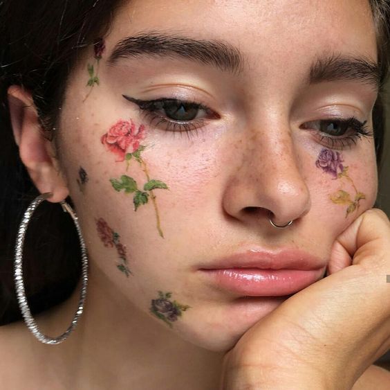 tatuajes para mujeres en el rostro