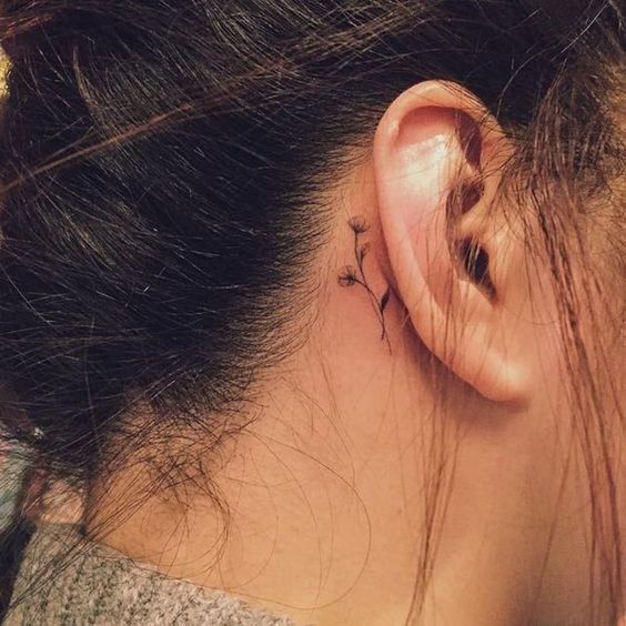 tatuajes detrás de la oreja para mujeres