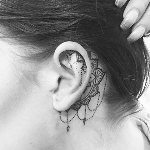 tatuajes detrás de la oreja para mujeres