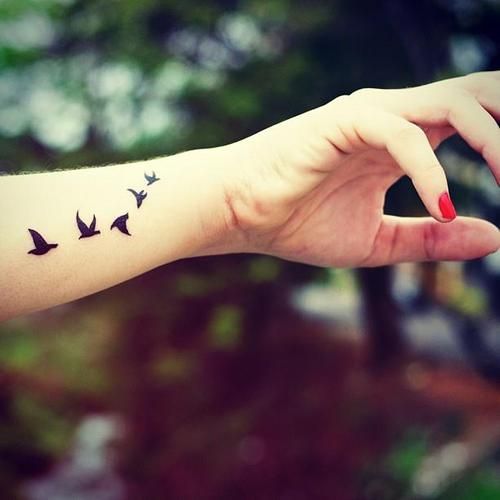 tatuajes de pájaros volando