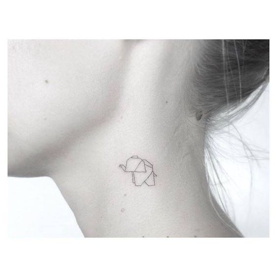tatuajes para mujeres en el cuello