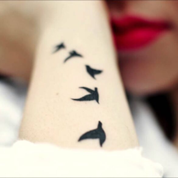 33 MEJORES tatuajes finos para mujeres y su significado