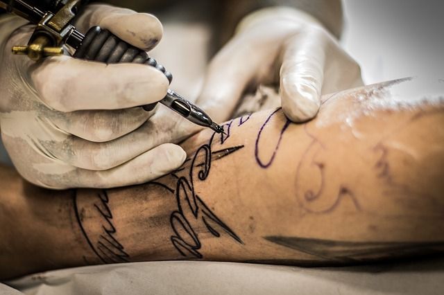 ¿Cómo actuar legalmente contra un estudio de tatuaje?