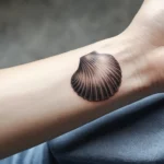 Tatuaje caracola de mar minimalista: diseño, significado e inspiración